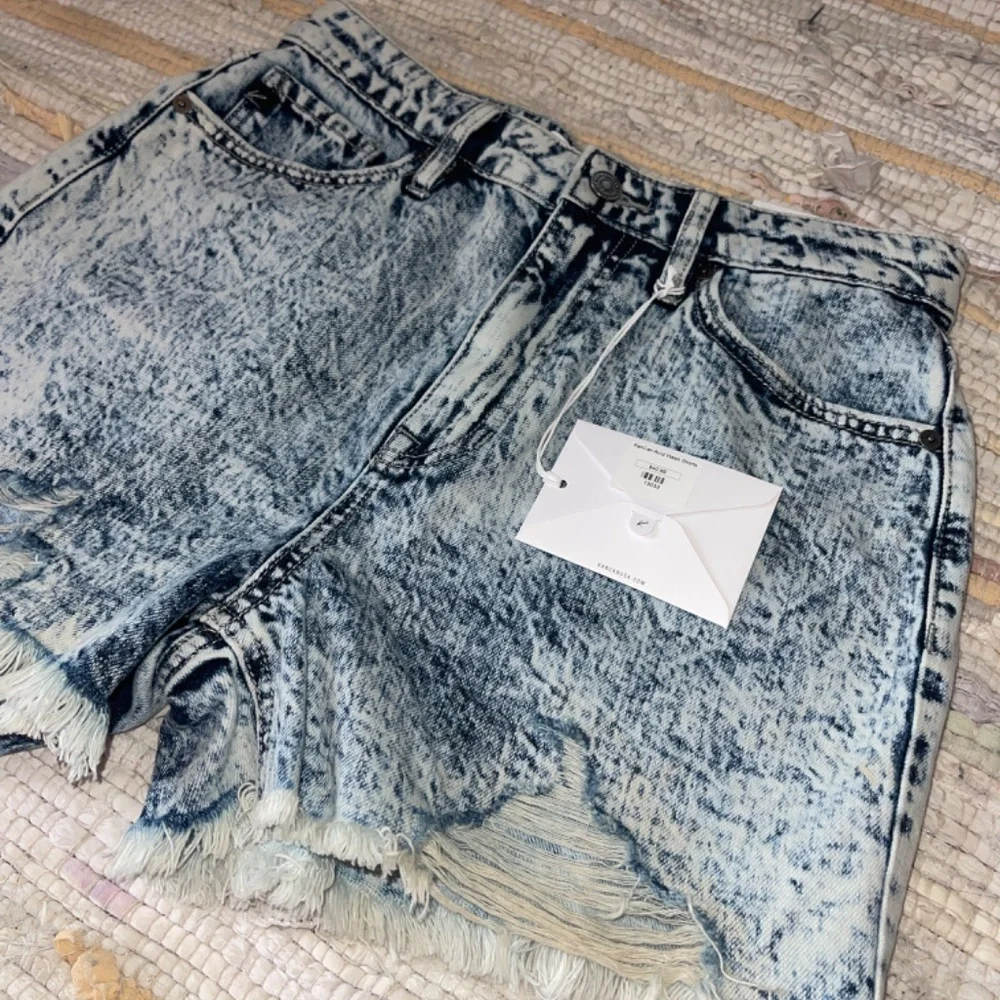 NWT KanCan Acid Washed High Waist / Rise Distressed Shorts Size 7/27